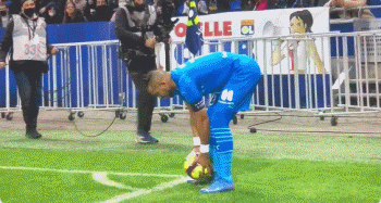 世体：后场伤病多，弗里克本赛季18场比赛使用了11种后防组合（世体：后防伤病潮来袭，弗里克本季18战尝试11套后防搭配）