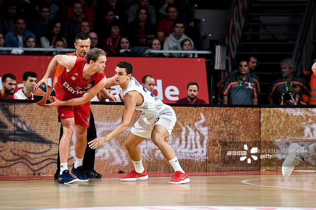 特里皮尔代表纽卡向IVE成员赠送专属球衣，后者为开球嘉宾（特里皮尔代纽卡向IVE成员赠送定制球衣，后者担任开球嘉宾）