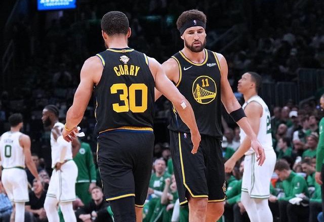 庆祝苏超夺冠，泰州市委书记与泰州队球员合唱《歌唱祖国》（为庆祝苏超夺冠，泰州市委书记携泰州队球员同唱《歌唱祖国）