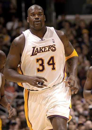 看着很难受！爱德华兹替补席手摸右肩面色痛苦 戴上护具（画面揪心：爱德华兹替补席捂右肩表情痛苦，随后佩戴护具）