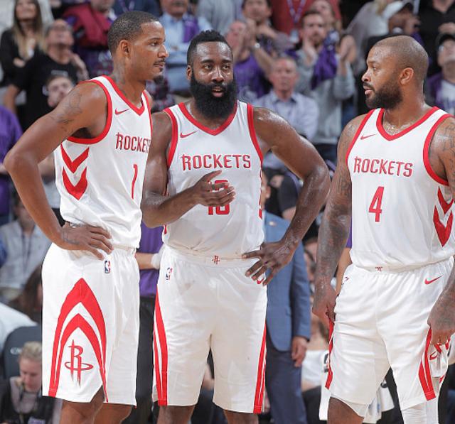 雷迪克：斯玛特是每日观察状态，希望能出战NBA杯1／4决赛（雷迪克：斯玛特目前处于每日评估状态，有望出战NBA杯四分之一决赛）