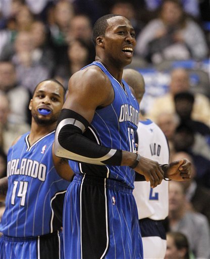 助罗马升至意甲榜首，斯维拉尔达成罗马生涯100场里程碑（斯维拉尔百场里程碑，助罗马登顶意甲榜首）