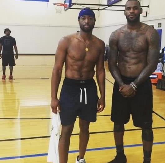 上下半场防守迥异！雷迪克：板凳球员改变了比赛走势（前后半场防守反差巨大，雷迪克：替补球员扭转战局）