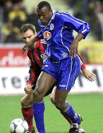 媒体人：青岛西海岸球员徐彬计划留洋，目的地有英国（据媒体人透露，青岛西海岸球员徐彬计划出国踢球，英国或成目的地）