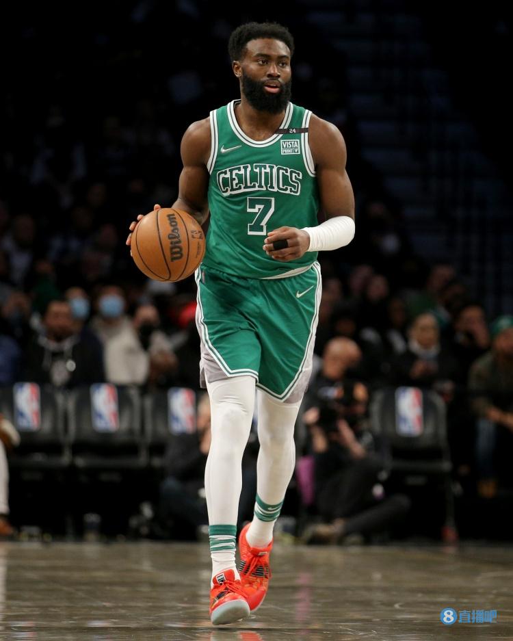 胖东来新店上架多款明星球衣：梅西、姆巴佩、乔丹等人亲签 均价1到2万（胖东来新店上新多款球星亲签球衣：梅西、姆巴佩、乔丹等，售价1万至2万元）