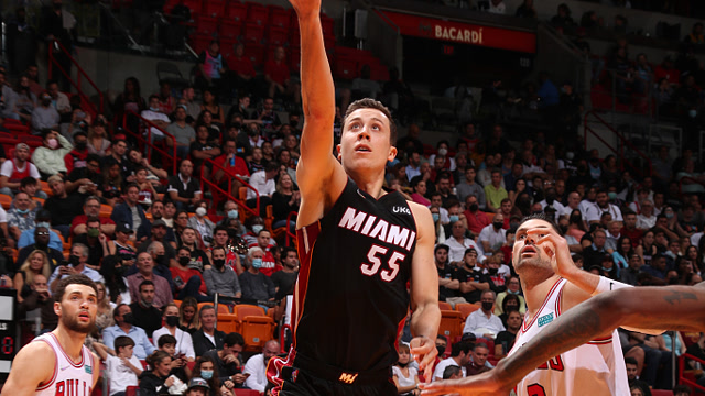 随着AC米兰3-2大逆转，意甲最新积分榜出炉：榜首易主+前三重洗牌（AC米兰3-2逆转，意甲新积分榜出炉：榜首易位，前三重排）