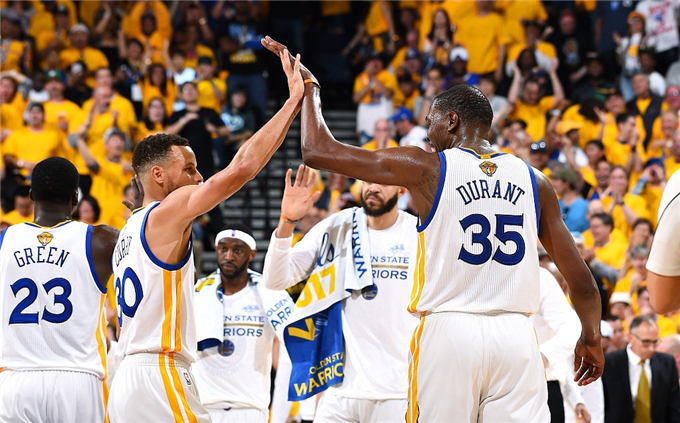 父亲：圣地亚哥从未讨论过离开的可能性，他在米兰很开心（父亲：圣地亚哥没考虑过离开，他在米兰很开心）