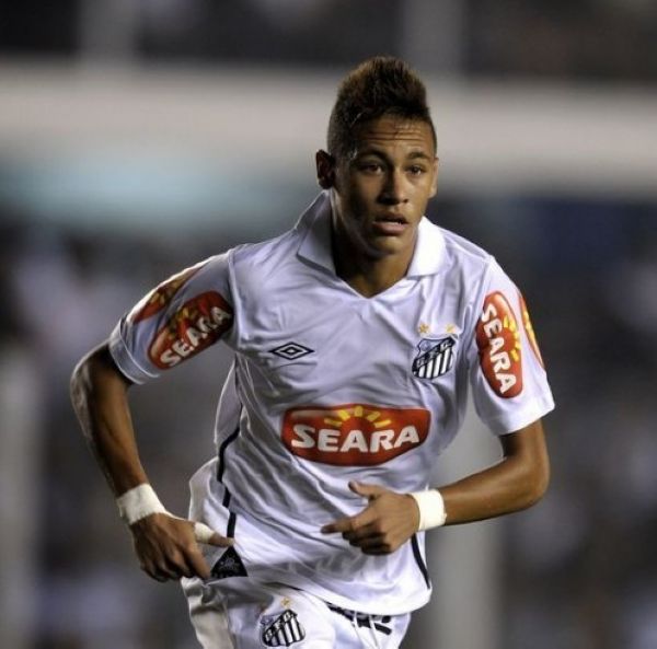 利物浦欧冠小组／联赛阶段近22场主场赢下20场，且近12场全胜（利物浦欧冠小组赛与联赛近22个主场20胜，主场豪取12连胜）