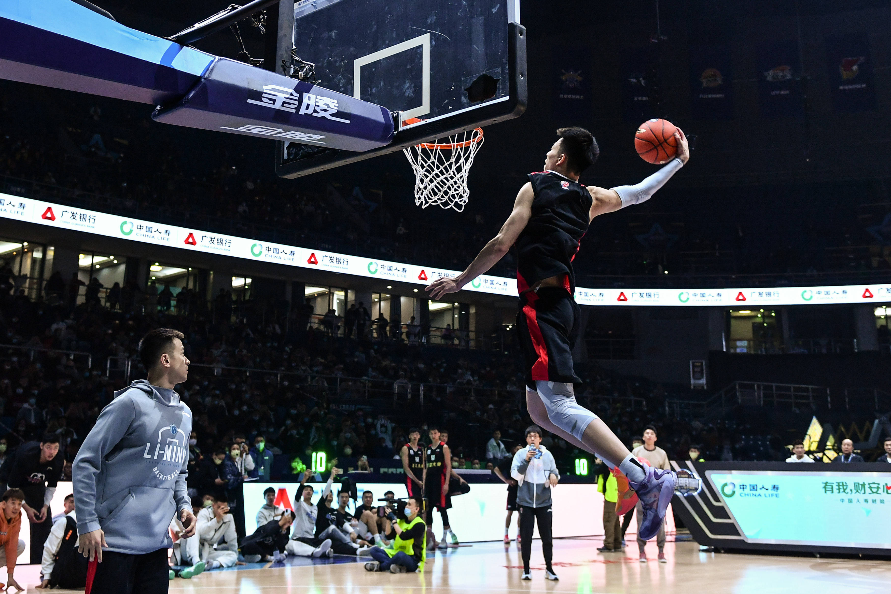 那不勒斯0-0法兰克福，麦克托米奈失良机，埃尔马斯造险（那不勒斯0-0战平法兰克福：麦克托米奈错失良机，埃尔马斯制造险情）